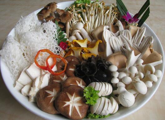 快讯:春节年货采购忙 菌类产品受青睐